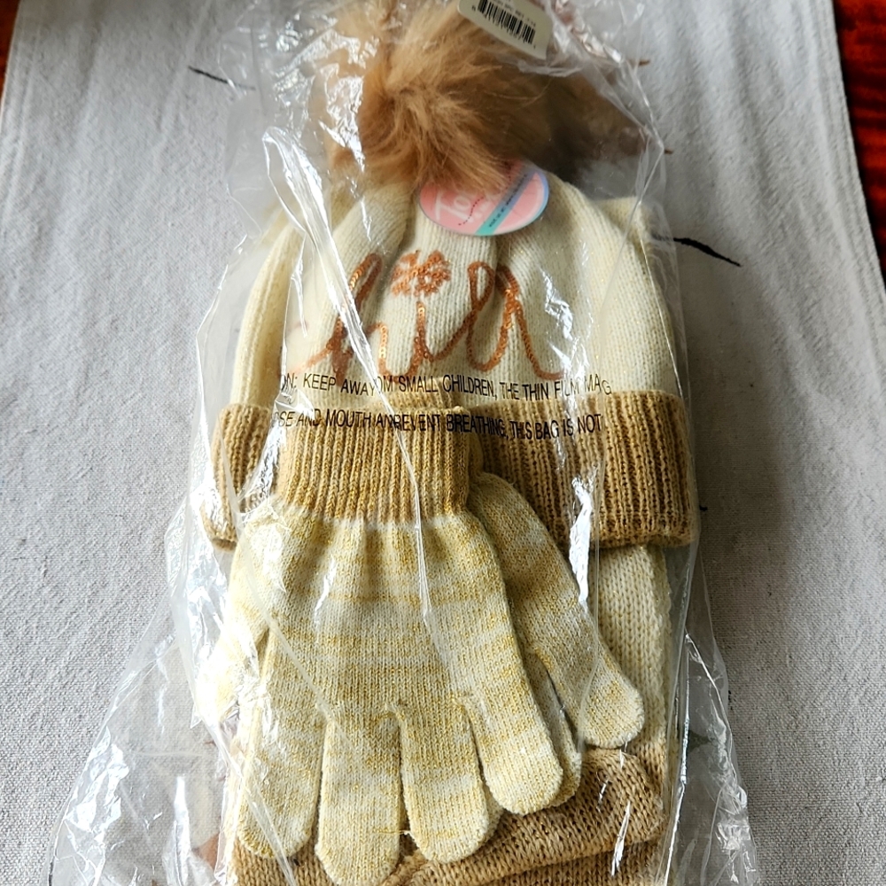 NEW 3 piece ivory/gold Knit set